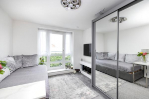 Elegant 1-bed flat with free parking and balcony